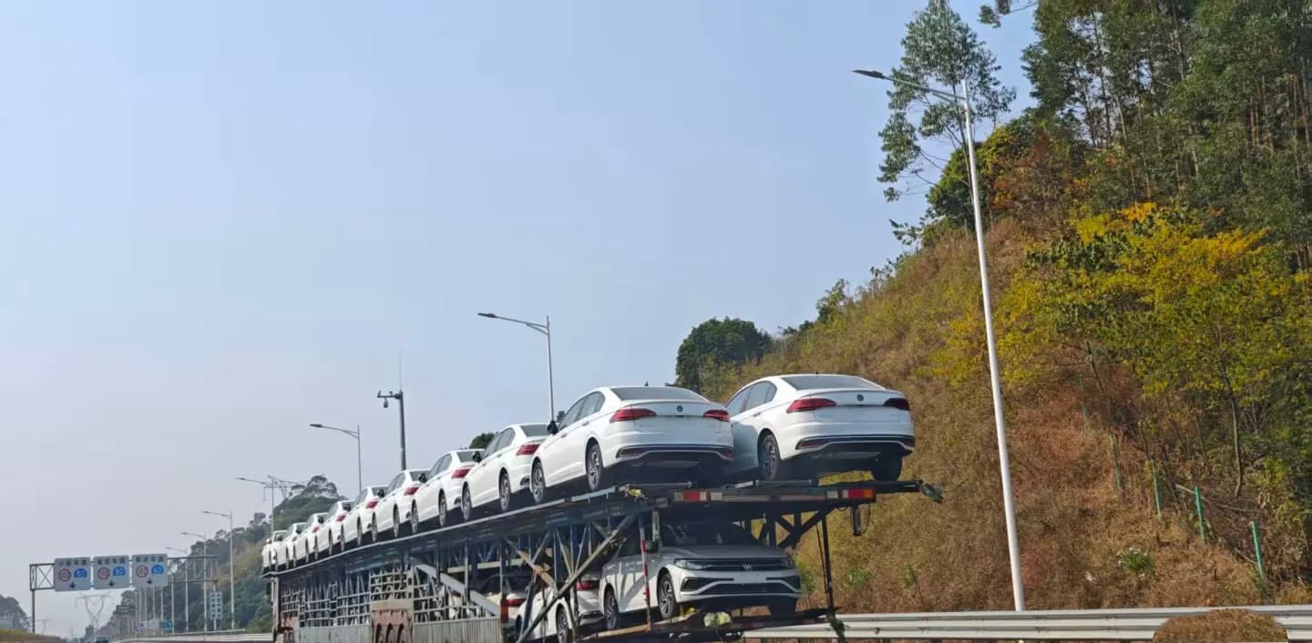 Porte-voitures acheminant des véhicules neufs vers le port